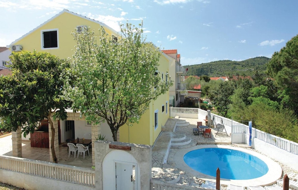 DRAGAN'S DEN HOSTEL 42/49