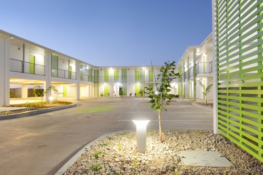 Mackay Oceanside Central Hotel 48/51