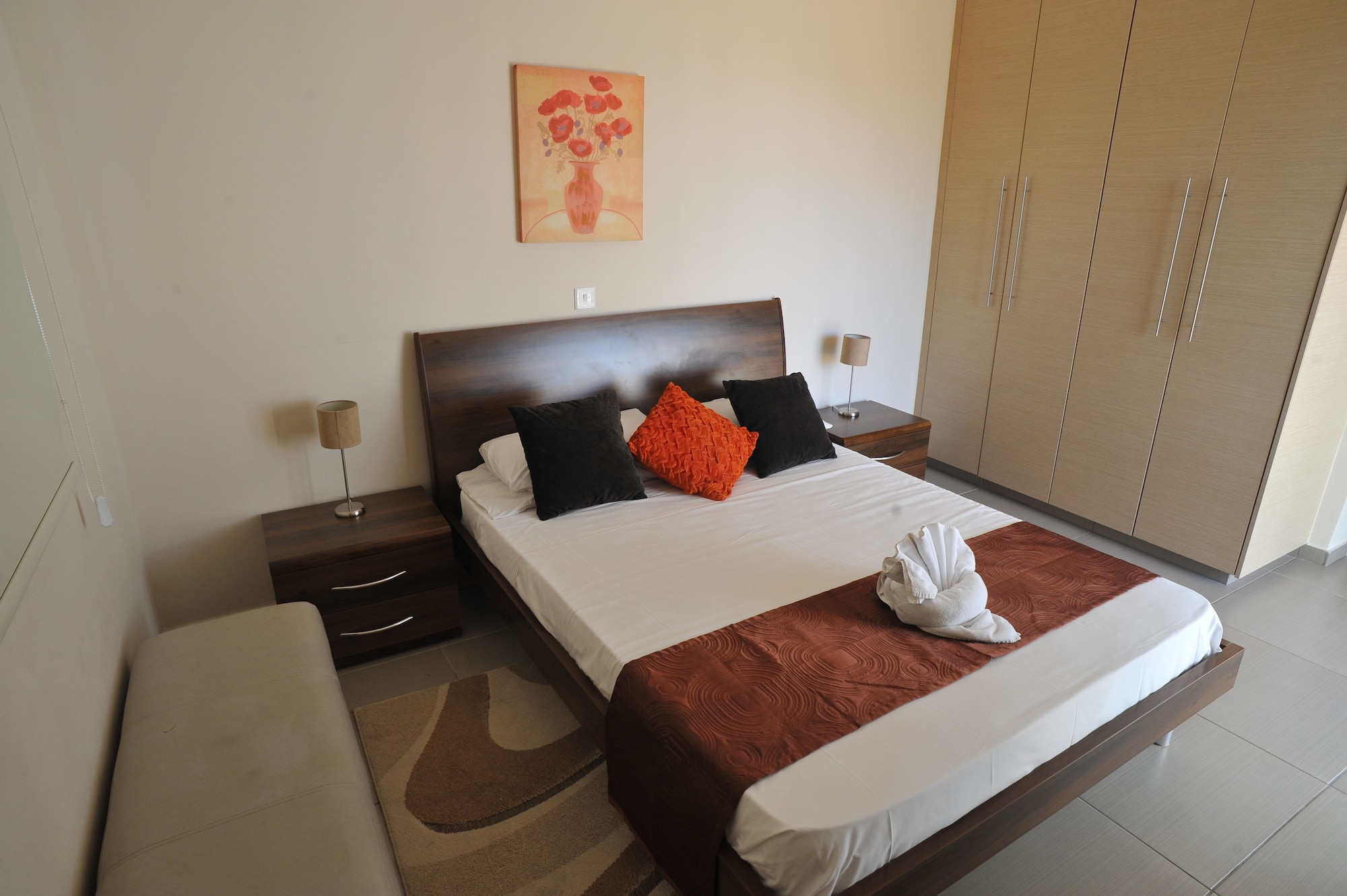 3 Bedrooms, Apartment, 1 Double and 4 Single Beds