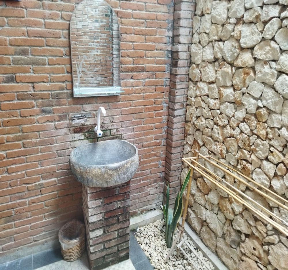 Omah Teras Bata Guesthouse by ZUZU 16/16