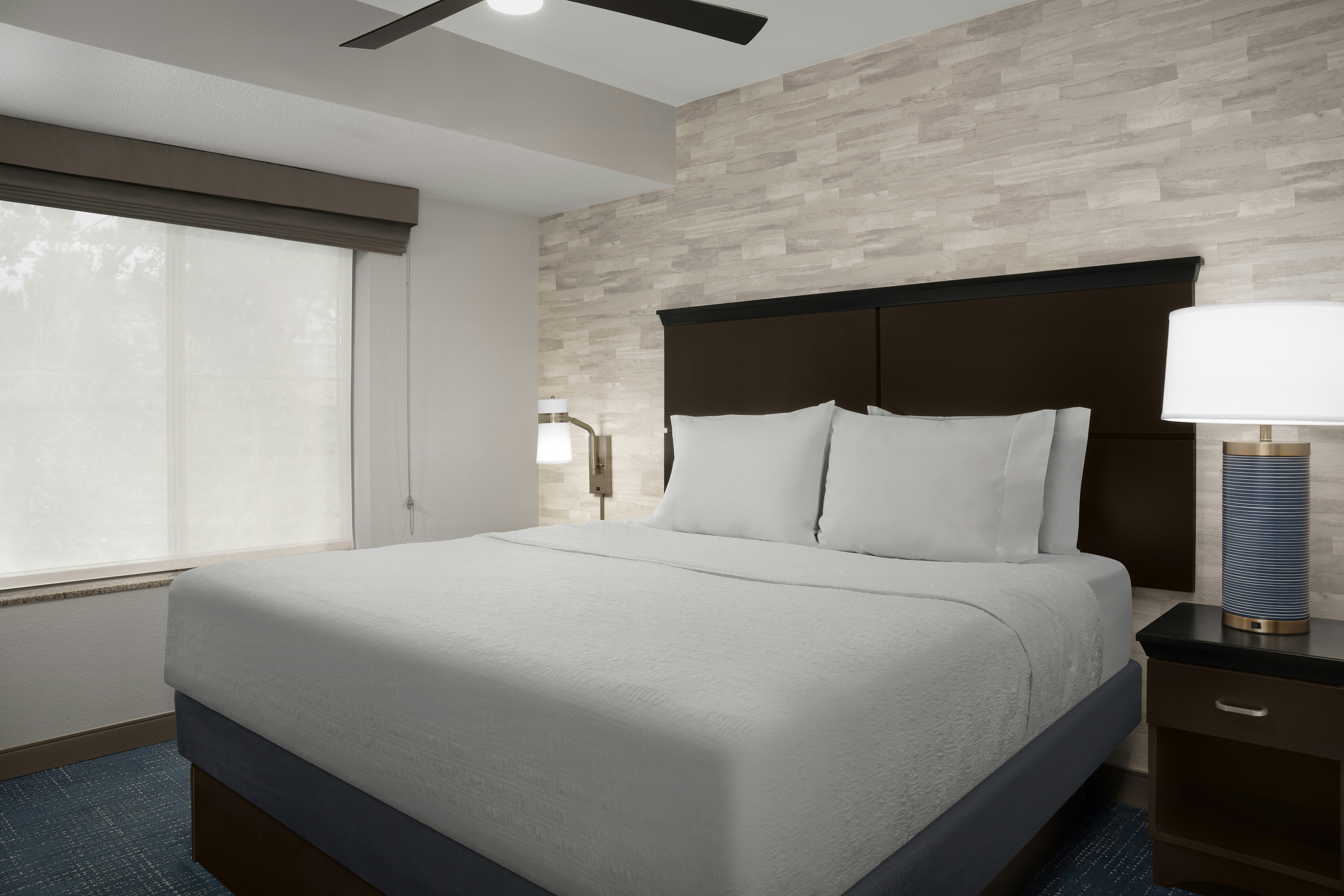1 BEDROOM, SUITE, KING BED, KITCHEN