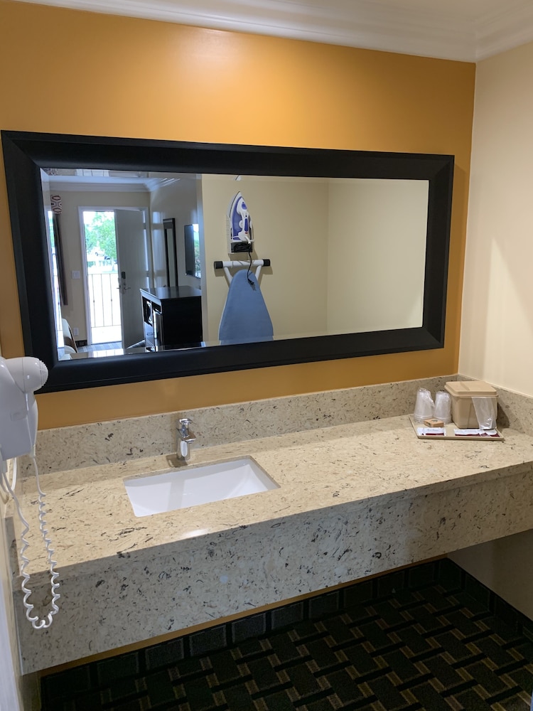 Ontario Inn & Suites 50/50