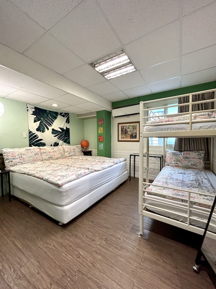 Ximen Triple Tiger Hostel 15/50