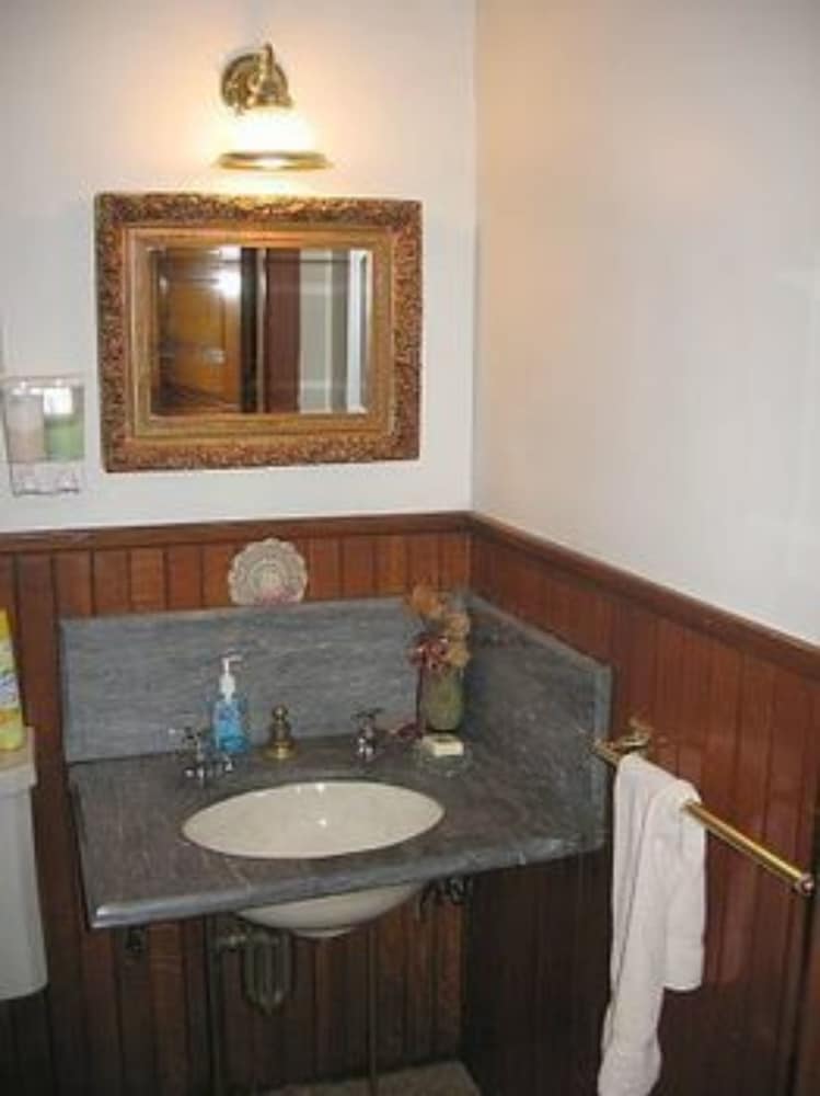 Olde Judge Mansion 30/31