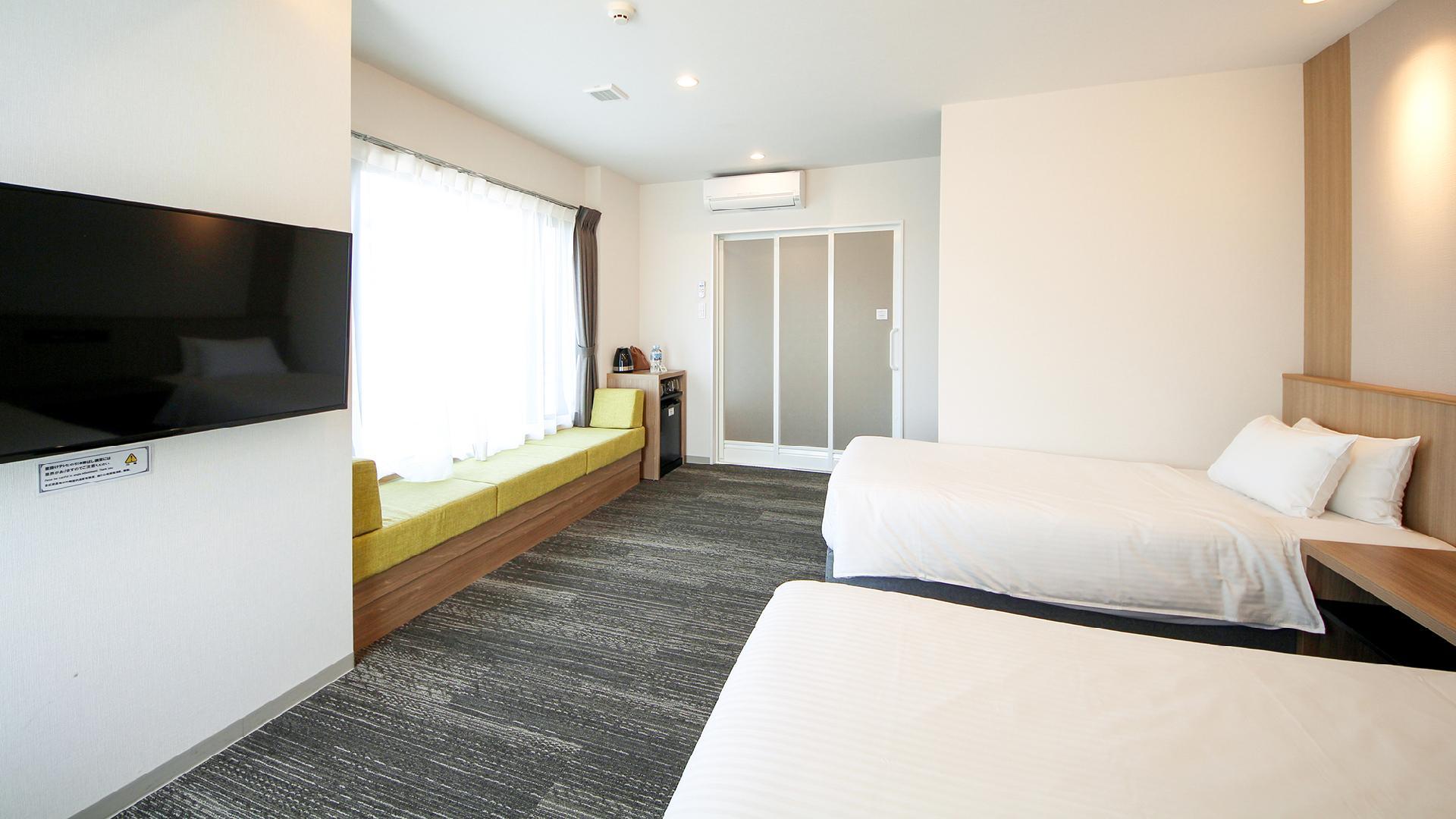 Universal, Deluxe, Twin Beds