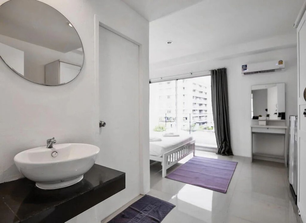 RQ Bangkok Sukhumvit 50 by Collection O 28/29