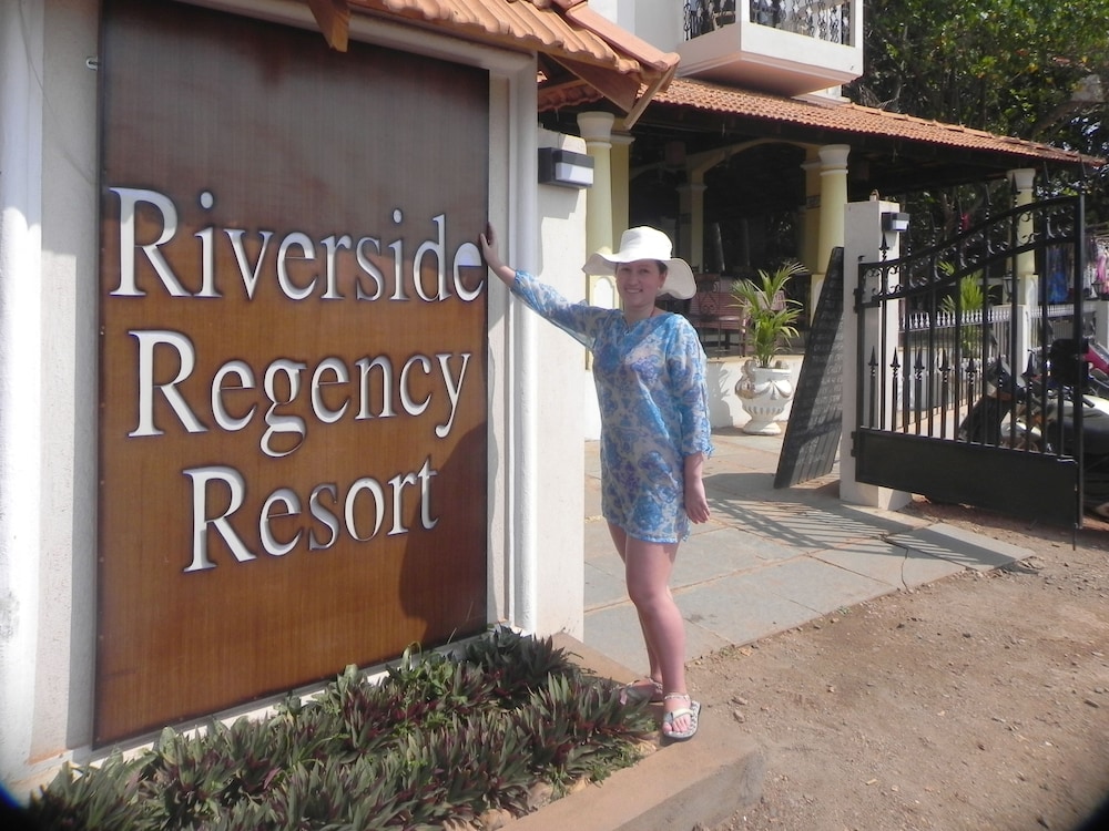RIVERSIDE REGENCY RESORT 12/37