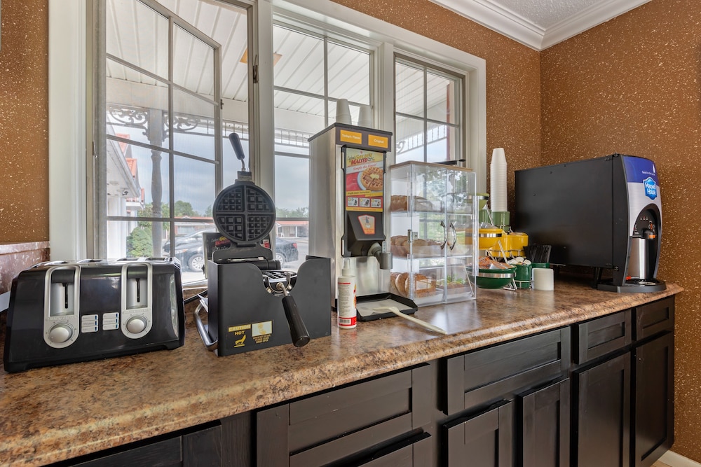 Americas Best Value Inn & Suites - Clarence/Buffalo East 38/49