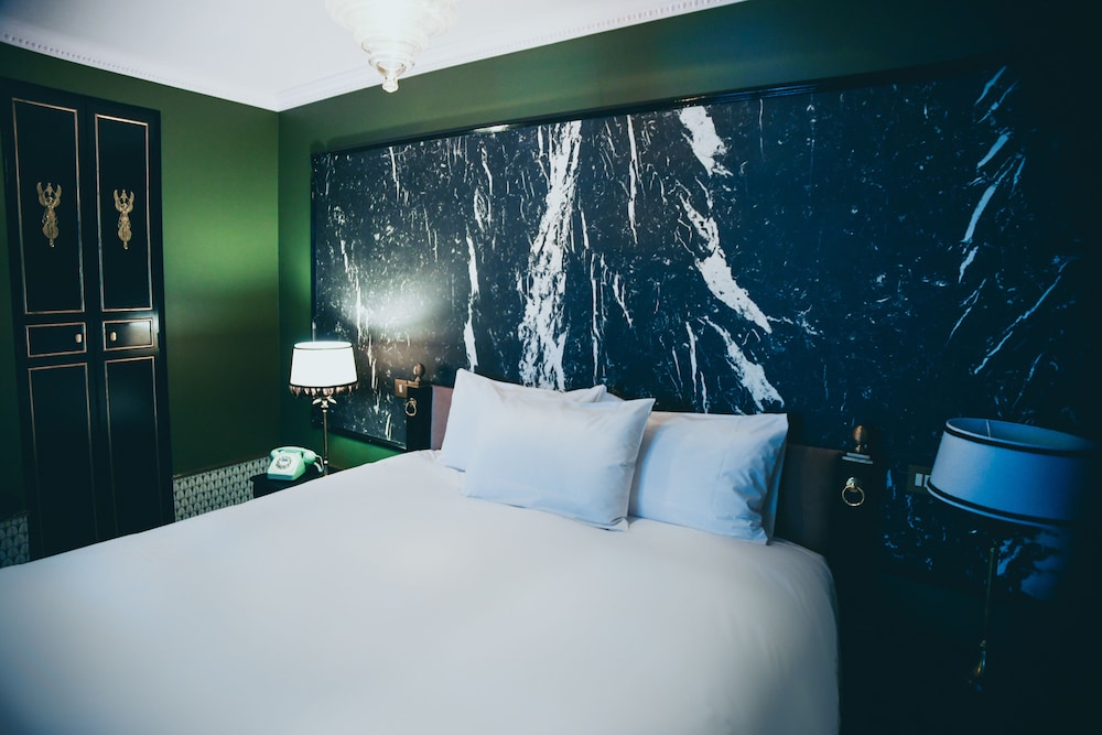 DELUXE, DOUBLE BED