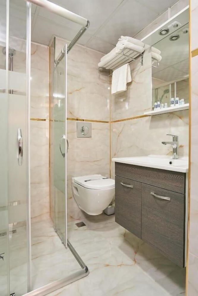 Renzo Hotel 37/38