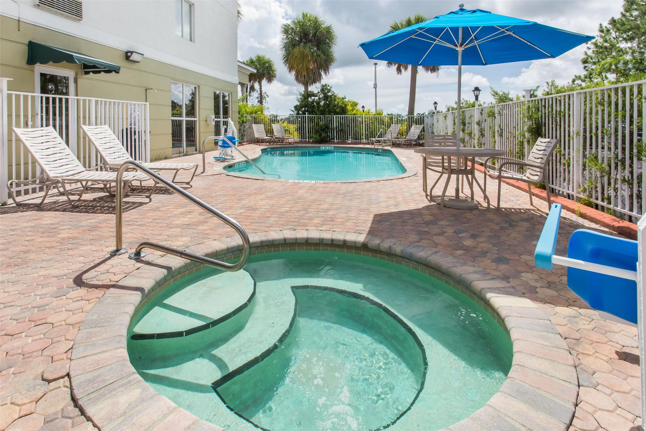 Days Inn Suites By Wyndham Fort Pierce I 95 8/11