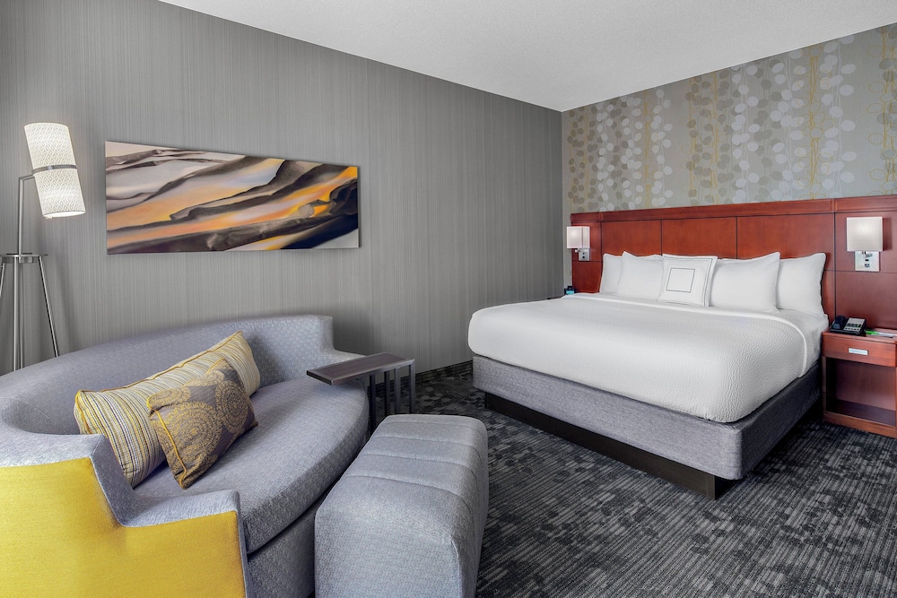 غرفة بسرير كينج مع أريكة لذوي الإعاقة، Courtyard Pittsburgh Airport 3/6