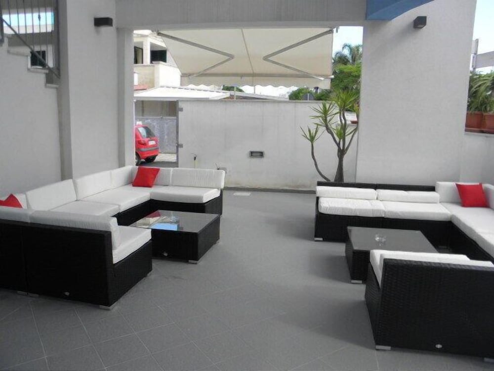Blue Sky Hotel 25/48