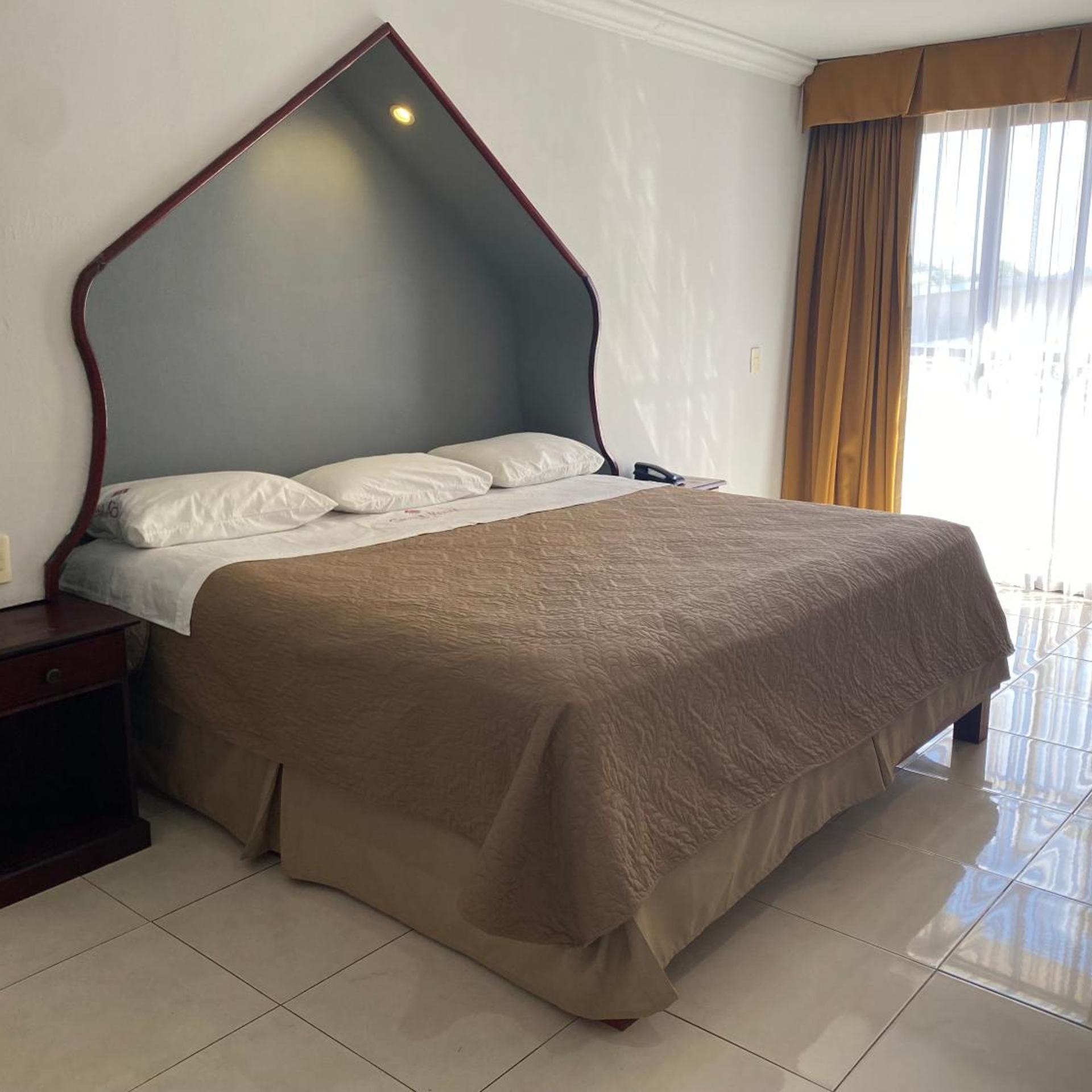 Deluxe, King Bed