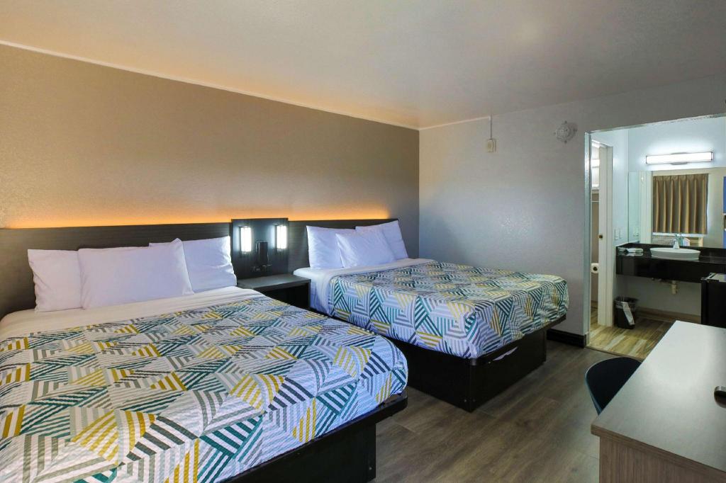 2 Queen Beds Non-Smoking, Micfridge