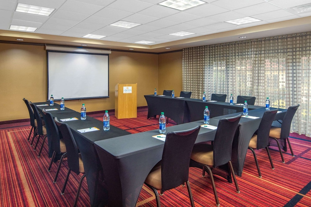 La Quinta Inn & Suites by Wyndham Atlanta Ballpark/Galleria 56/64