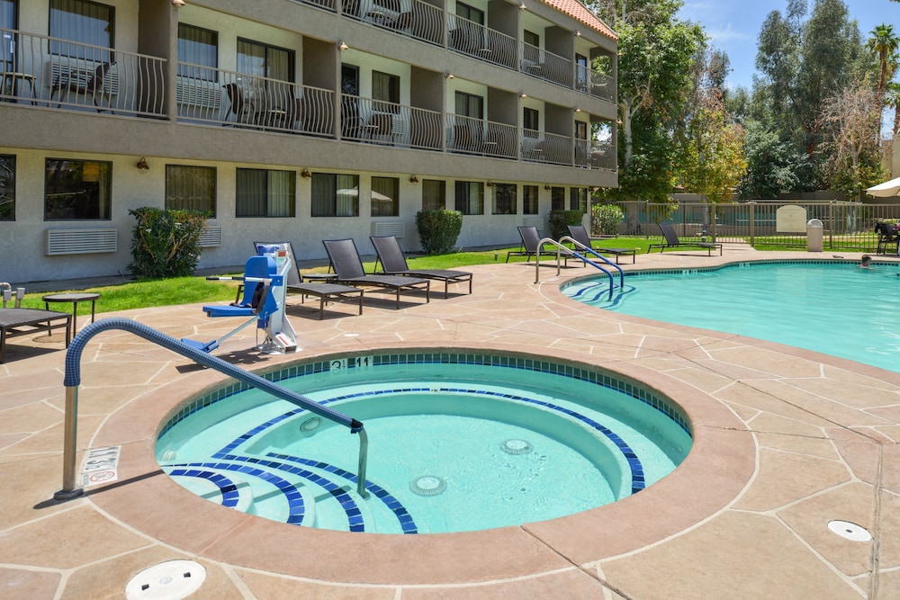 Holiday Inn Express Palm Desert 5/78