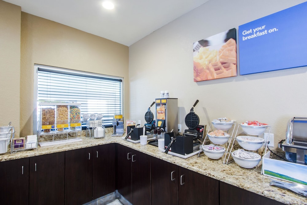 Comfort Inn & Suites Bellevue - Omaha Offutt AFB 32/42