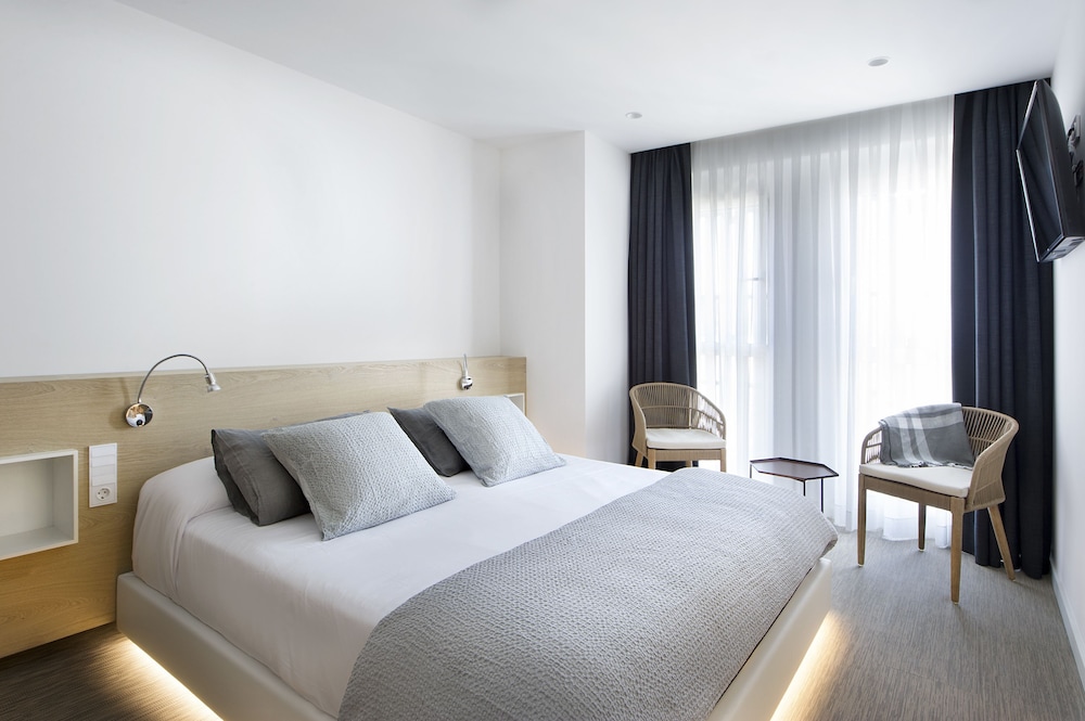 ROOM, DOUBLE BED, CITY VIEW
