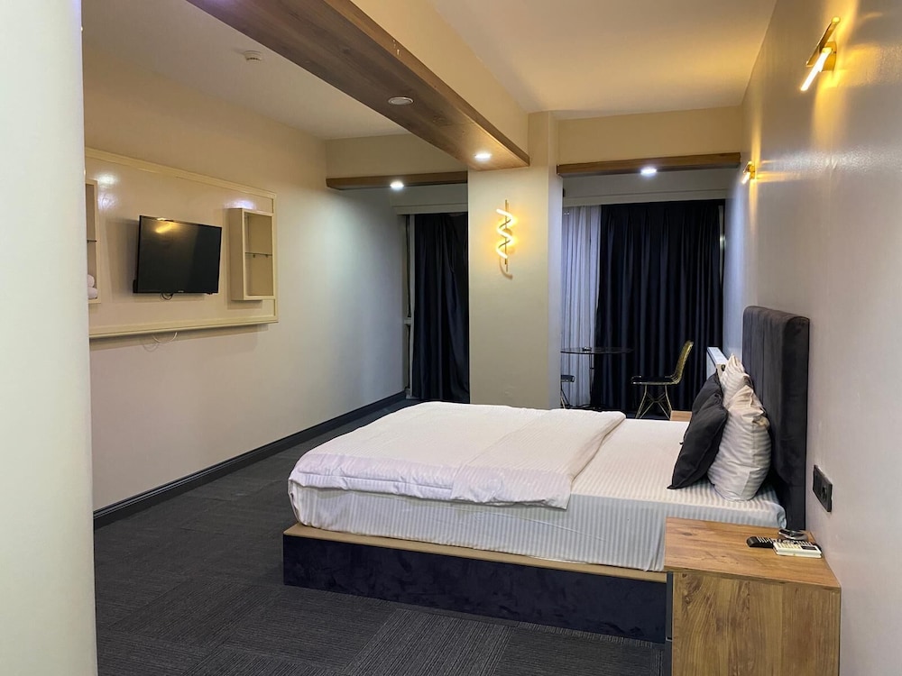 DELUXE, DOUBLE BED