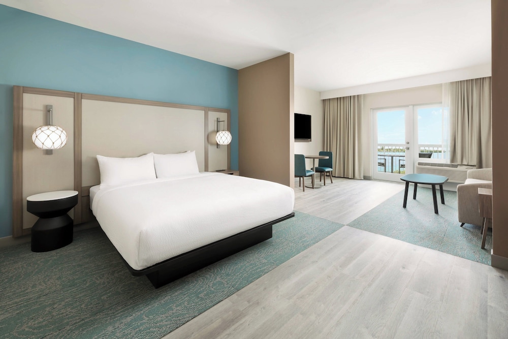 Suite, King Bed, Bay View, Sofa, Balcony