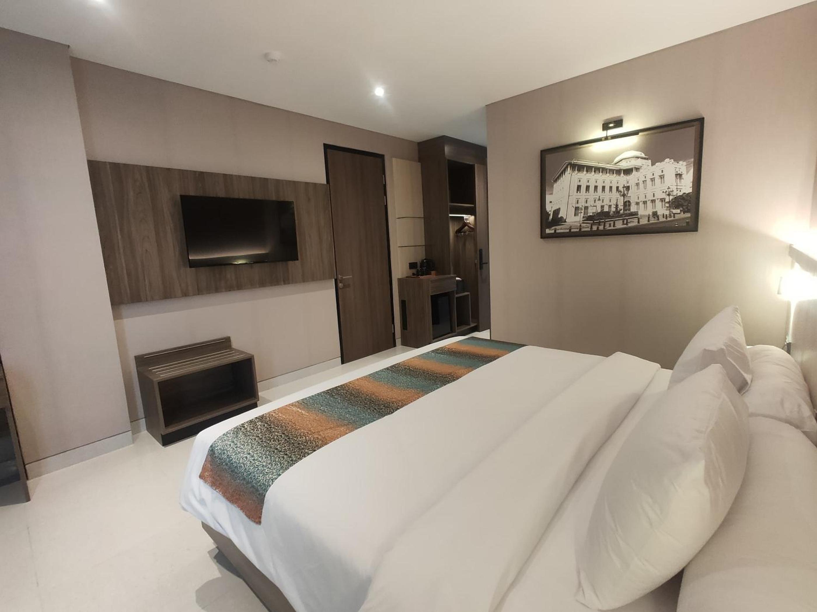 DELUXE, DOUBLE BED