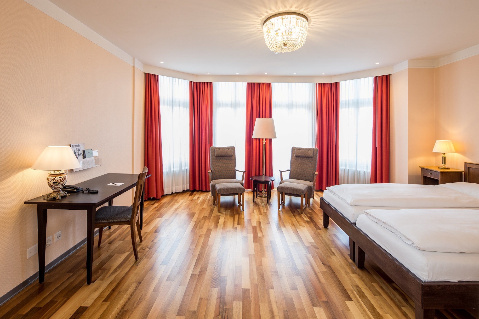 غرفة سوبيريور بسريرين منفصلين، Hotel Schweizerhof Basel 3/7