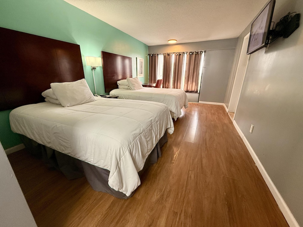 Adjoining, Suite, King Bed, 2 Bathrooms, Accessible