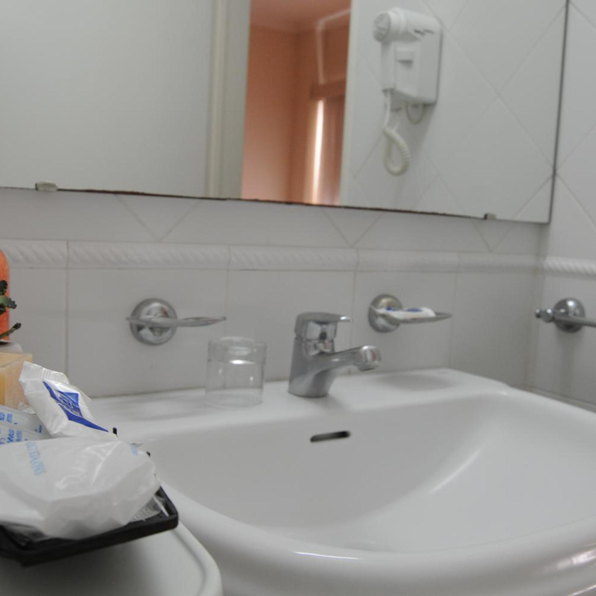 Parra Hotel and Suites 25/27