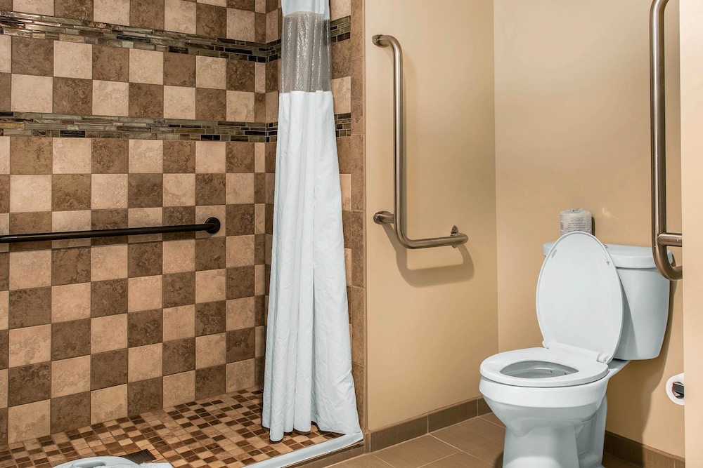 Quality Inn & Suites Houghton Downtown 50/50