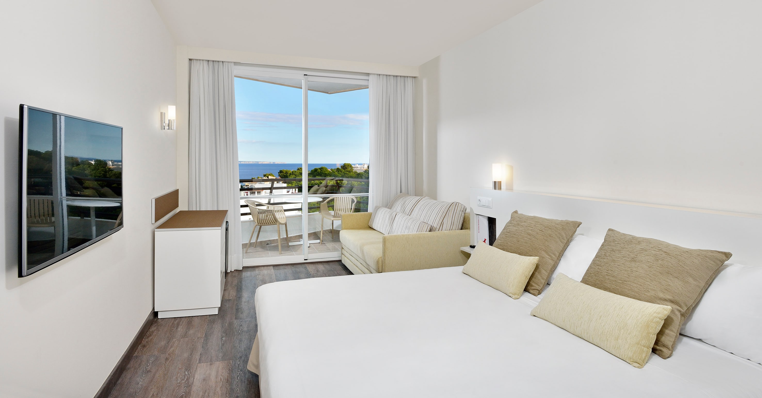 Sol, Twin Beds, Sea Front