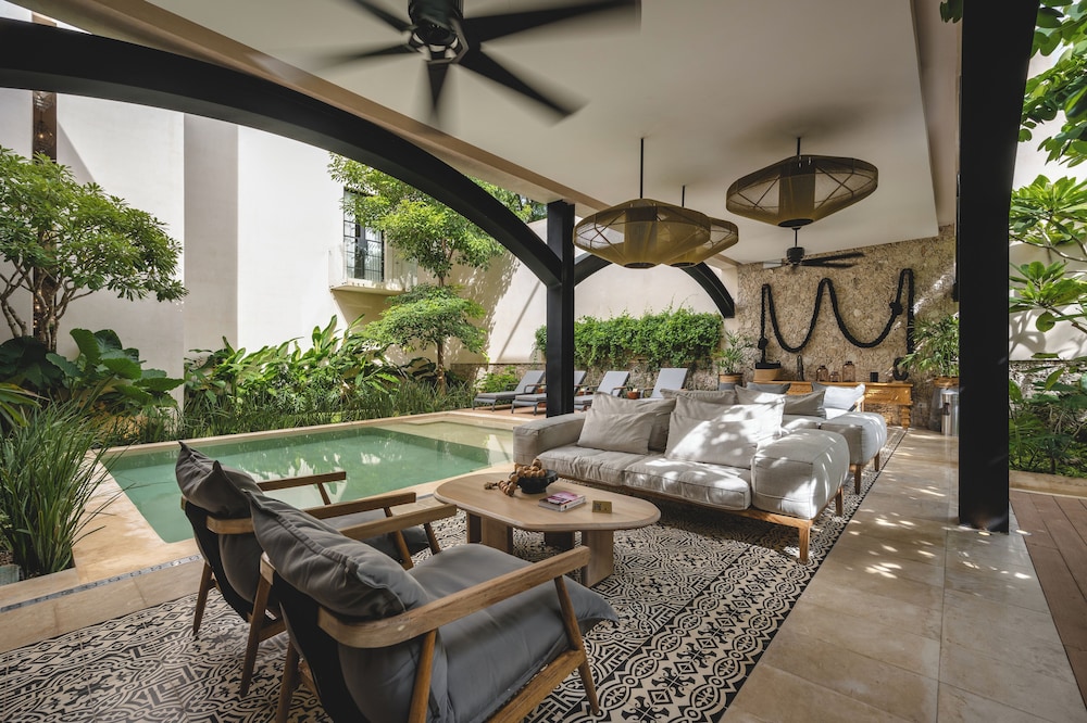 Adoro Hotel Boutique 24/50