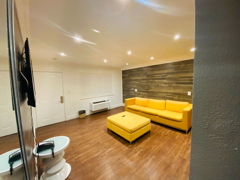 Casa Blanca Inn & Suites 44/67