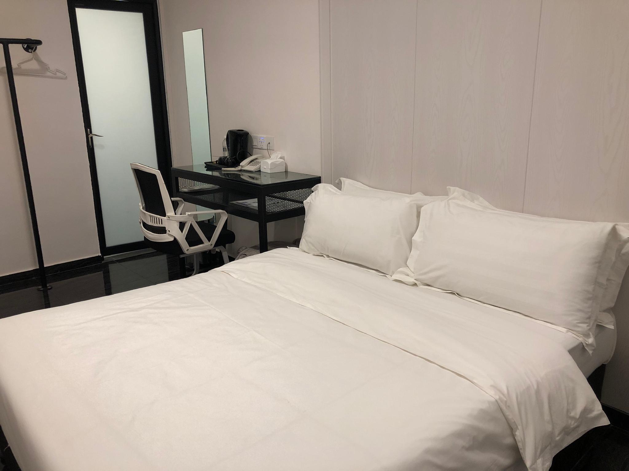 SUPERIOR, QUEEN BED