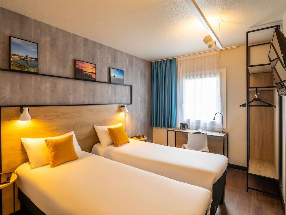 ROOM, TWIN BEDS