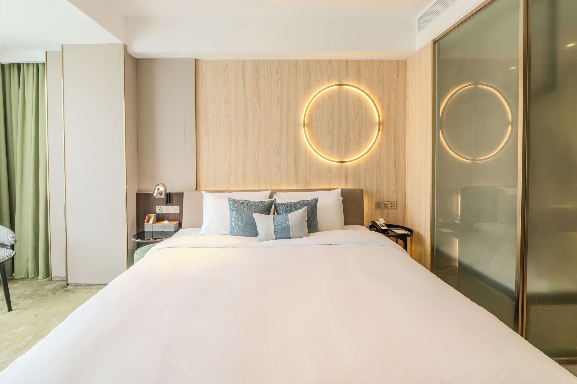 BUSINESS, DOUBLE BED