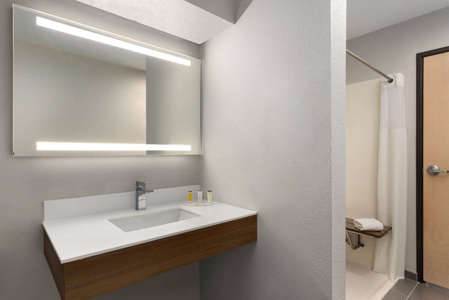 Microtel Inn & Suites by Wyndham Independence 27/29
