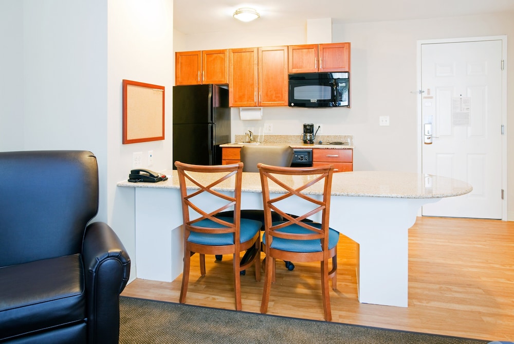 Candlewood Suites Jacksonville 63/72