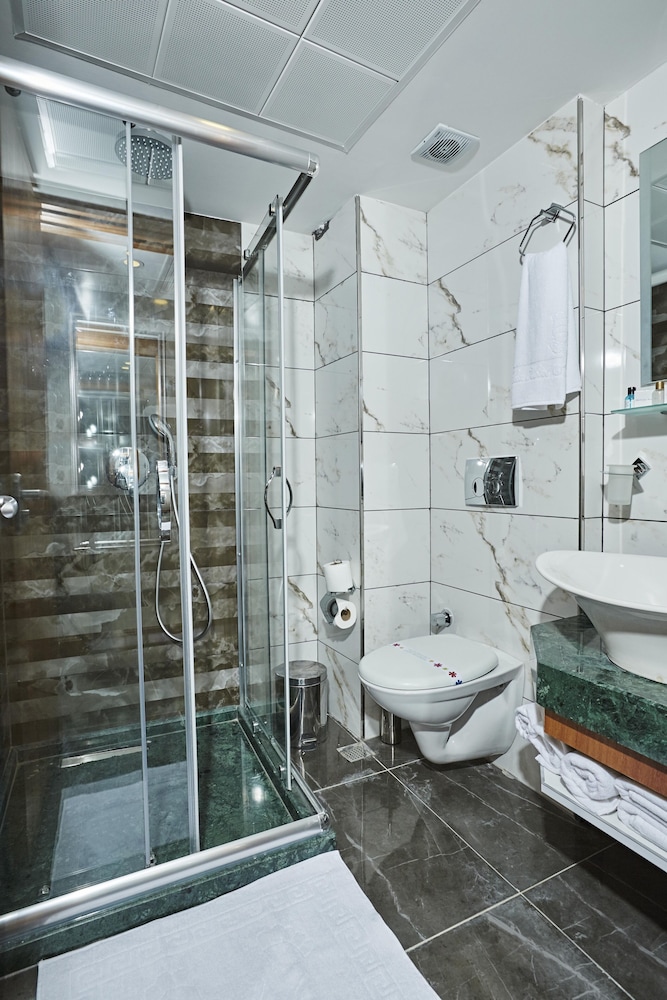 Ilkbal Deluxe Hotel & Spa Istanbul 63/65