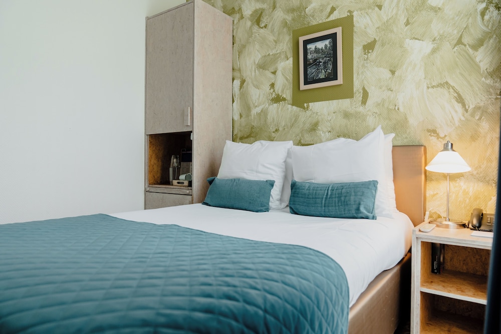 COZY, DOUBLE BED