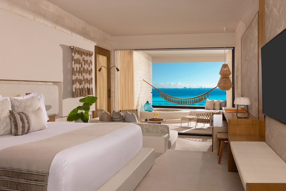 Signature, Junior, King Bed, Ocean Front, Hot Tub