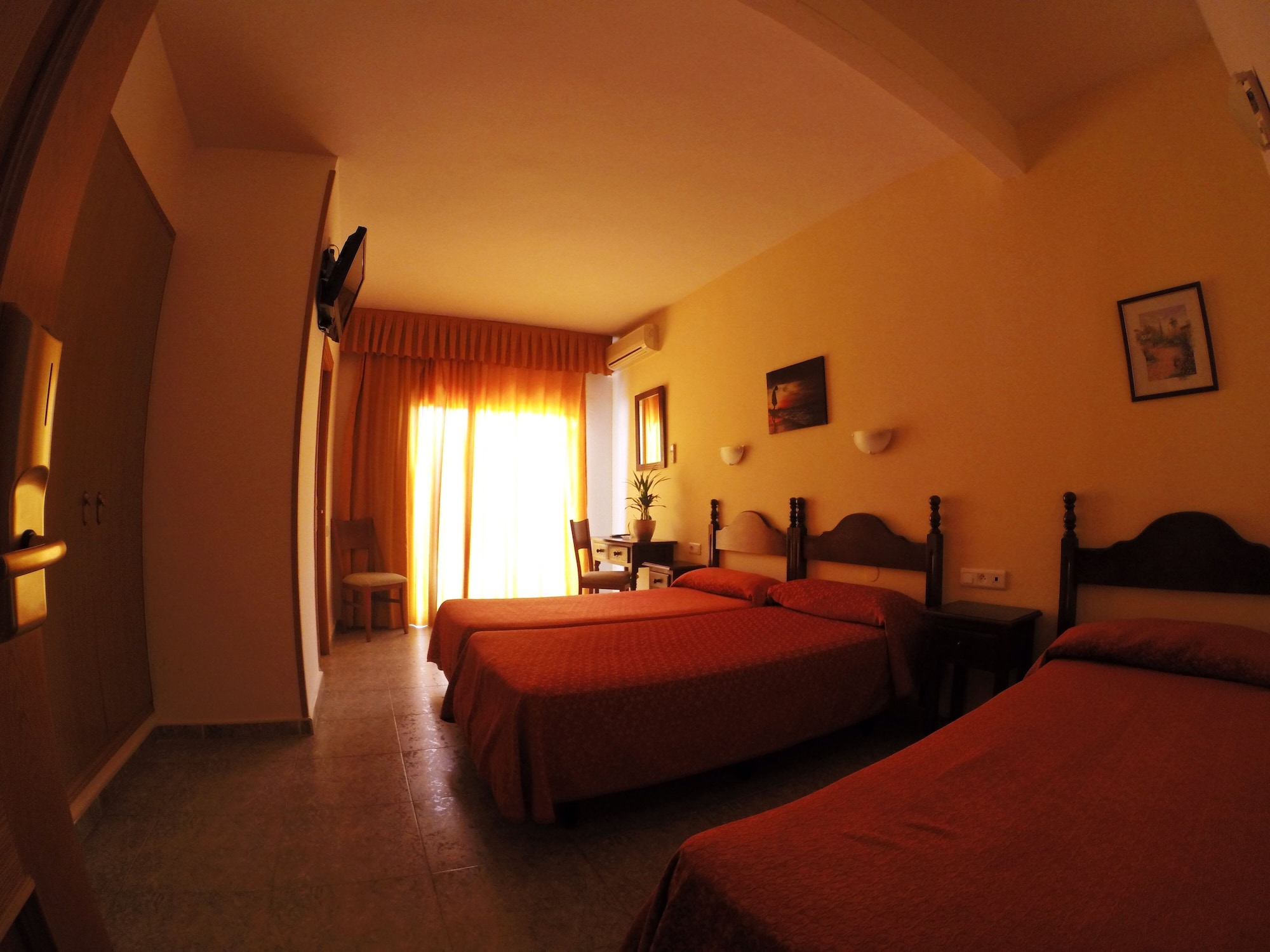 ROOM, TRIPLE, 3 BEDS, BALCONY