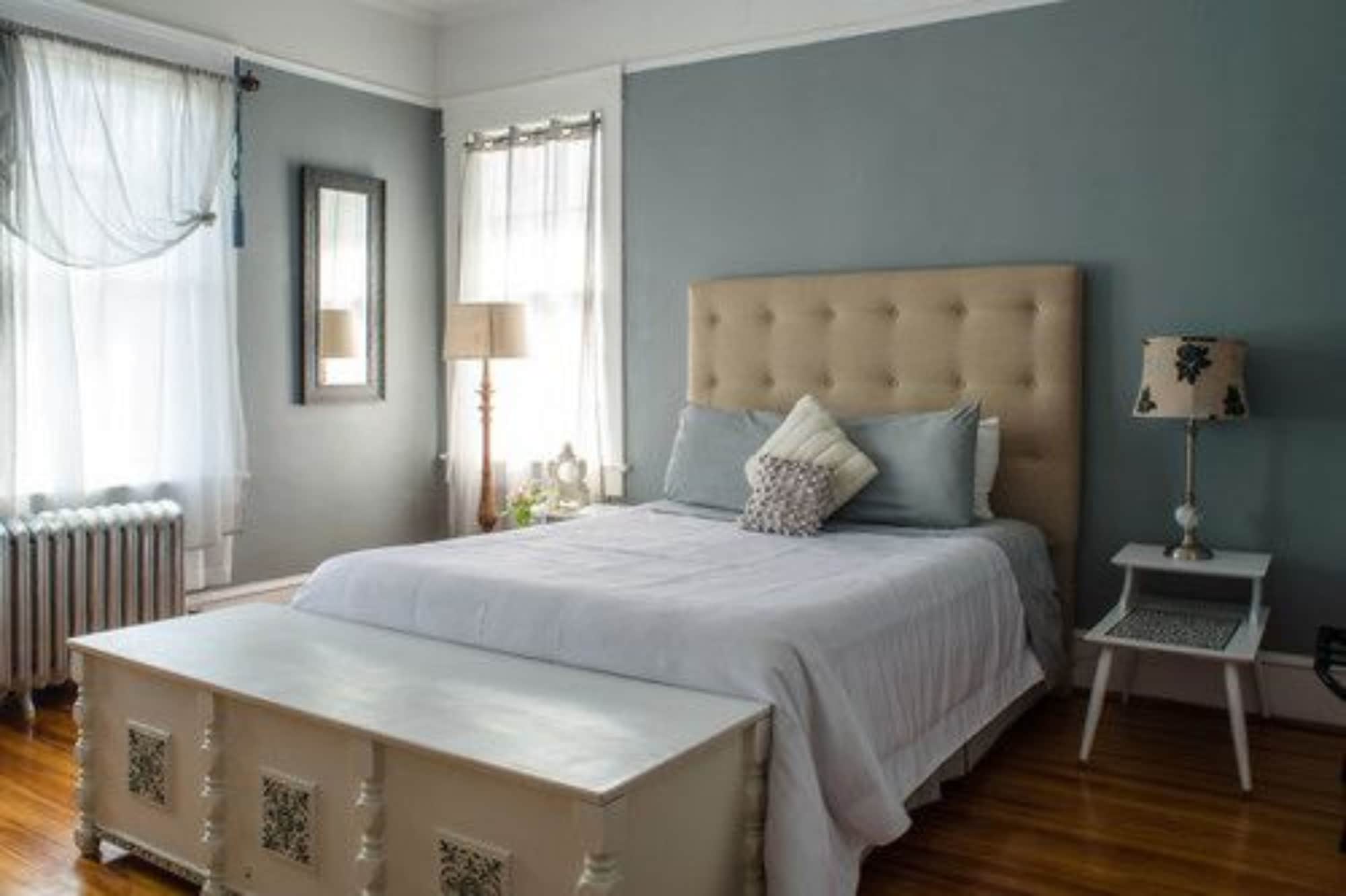 L, Queen Bed