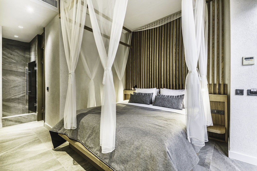 جناح رئاسي بسرير مزدوج وسريرين منفصلين بإطلالة على البحر بـ3 غرف نوم، Cape Bodrum Luxury Hotel Beach 5/8