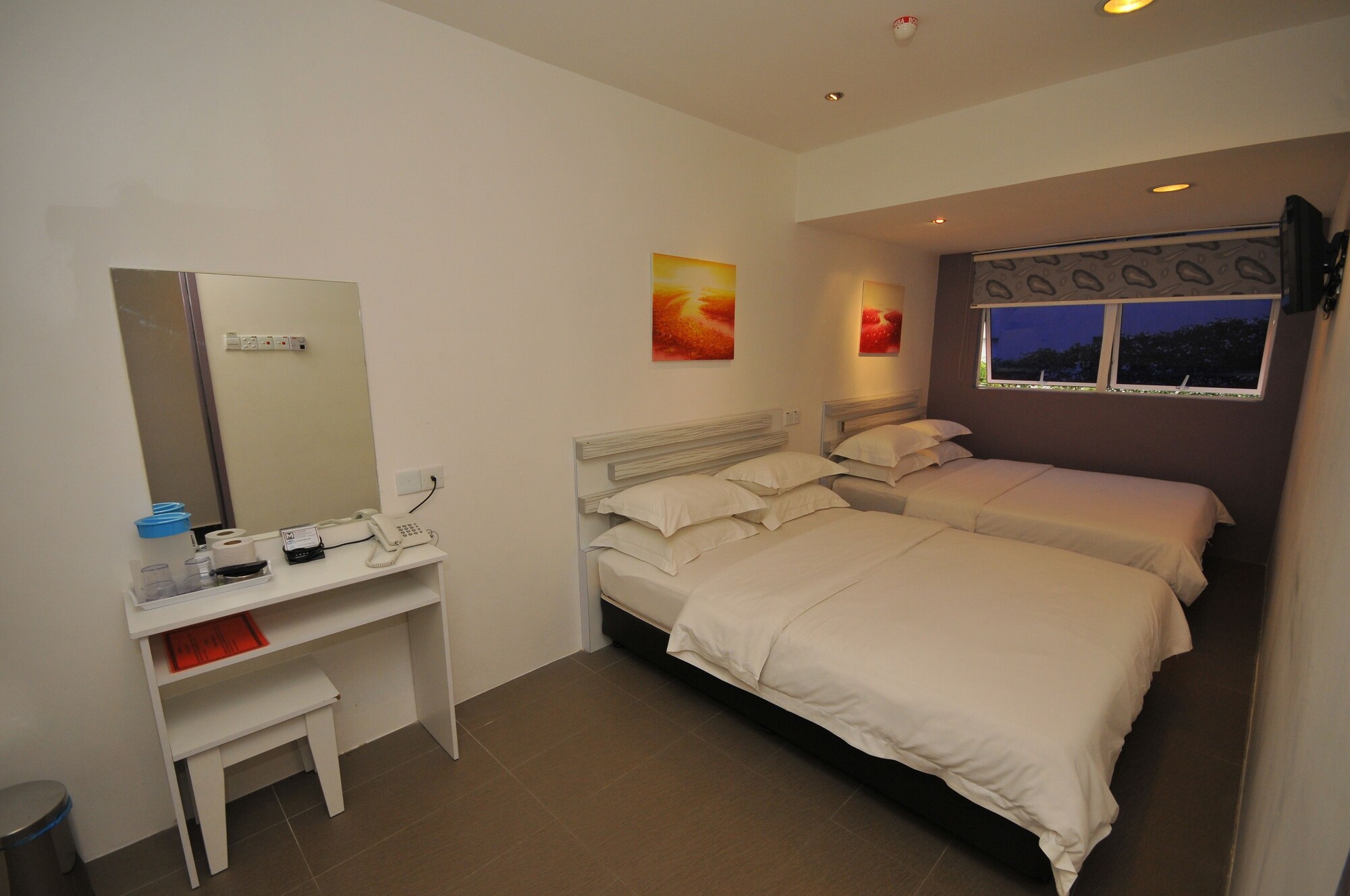 DELUXE, TWIN BEDS