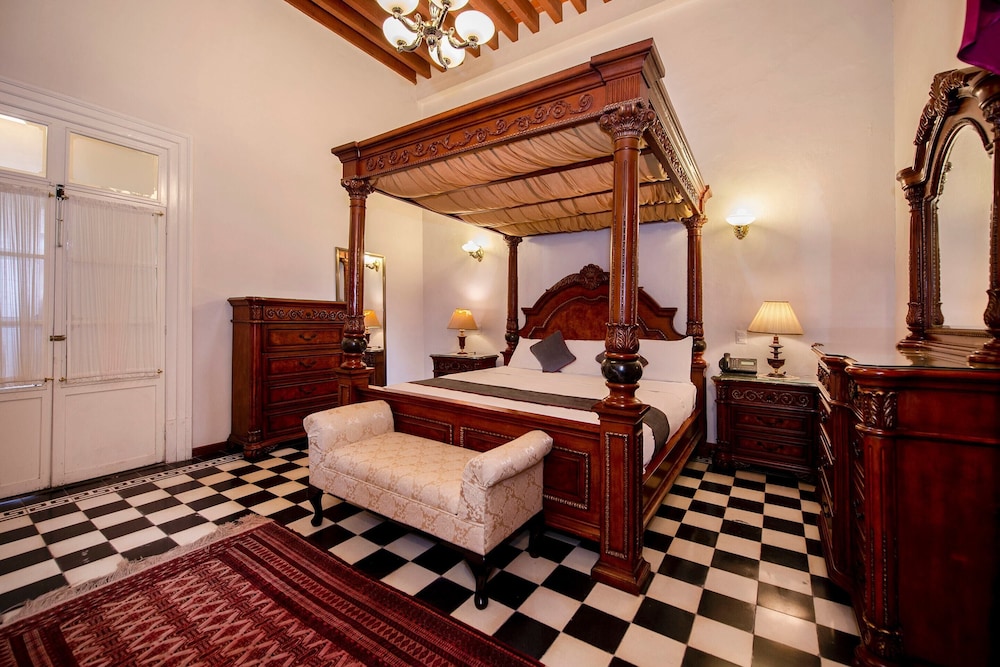 Hotel Senorial 28/50