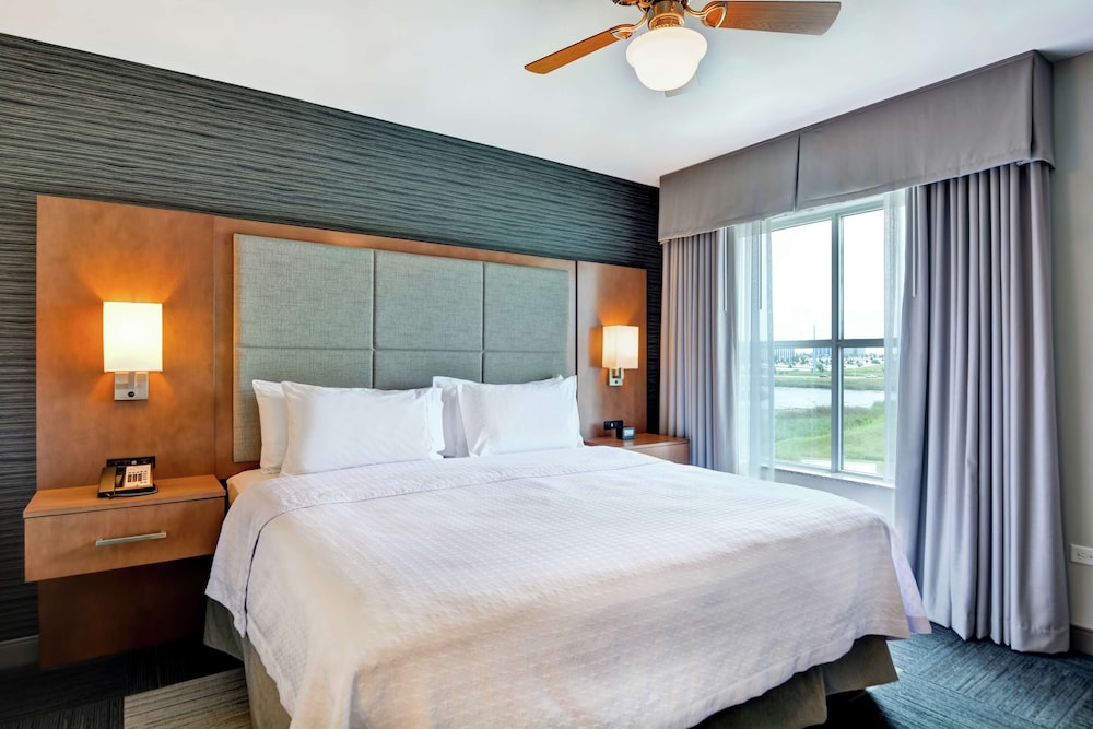 SUITE, KING BED, ACCESSIBLE