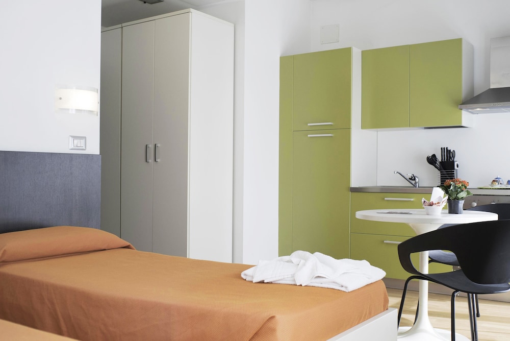 STUDIO, DOUBLE OR TWIN BED