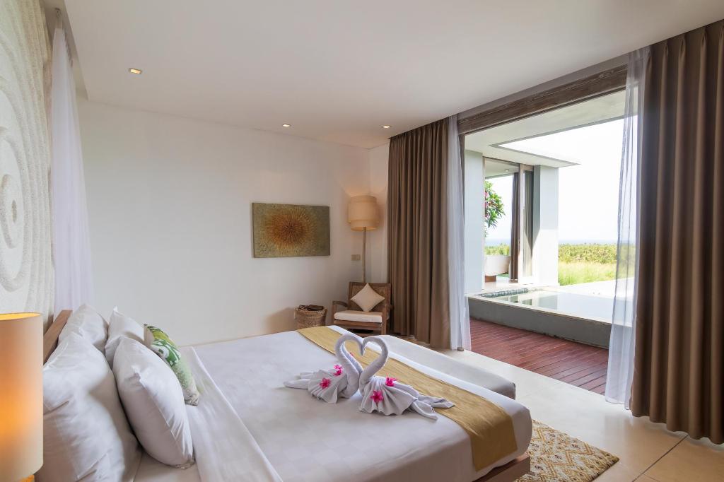 Pool, Balcony, Suite, King Bed