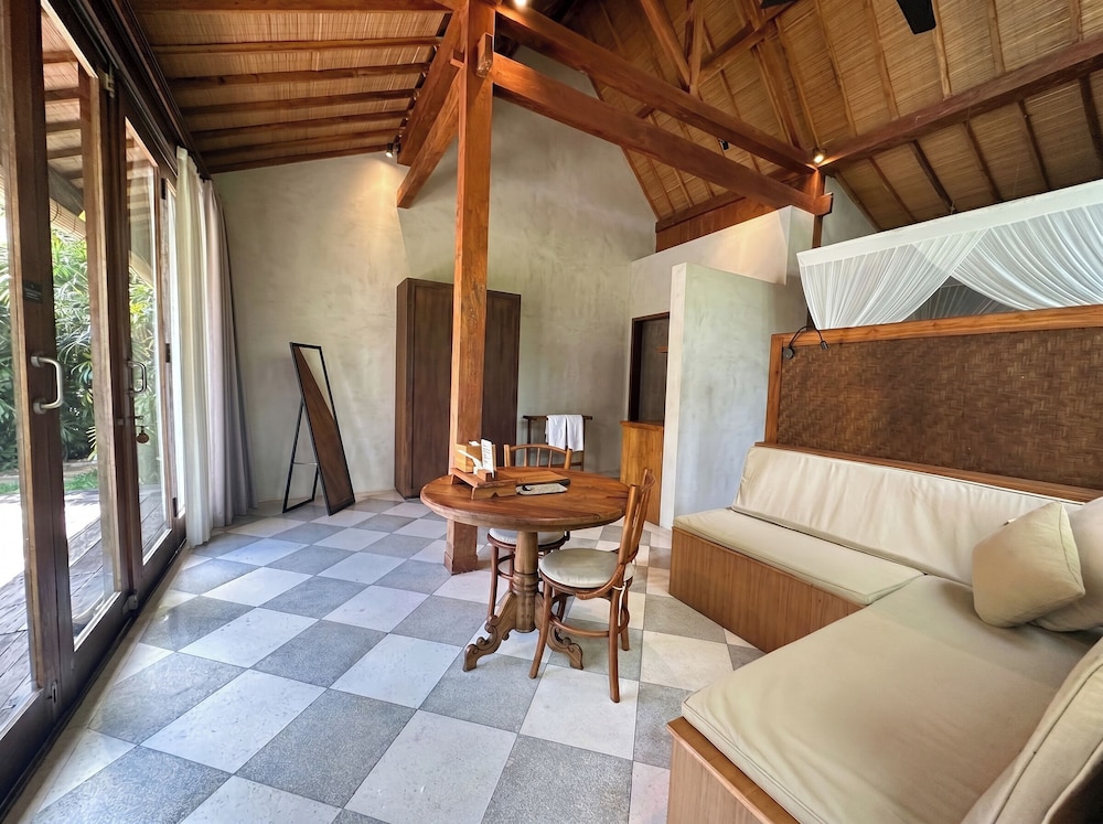 Deluxe, King Bed, Pool Access, Zin Berawa Villas & Bungalows 2/9